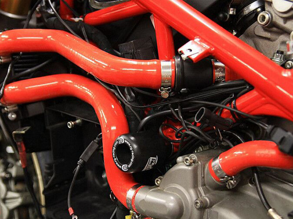 2red silicone hose car kits are mounted on the motor.