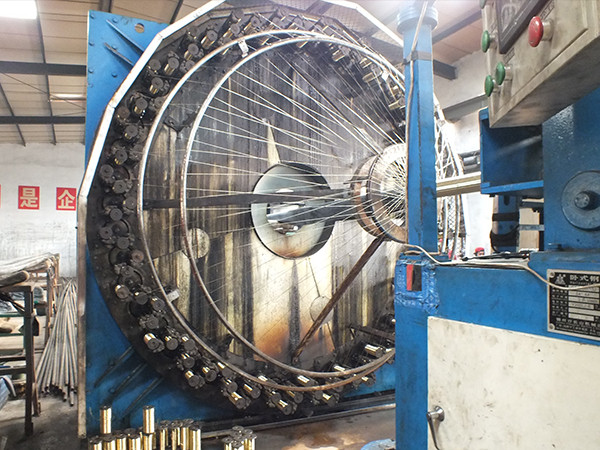 Large braiding machine for processing steam rubber hose