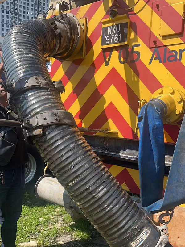 Front view of the suction rubber hose used in city sweeper